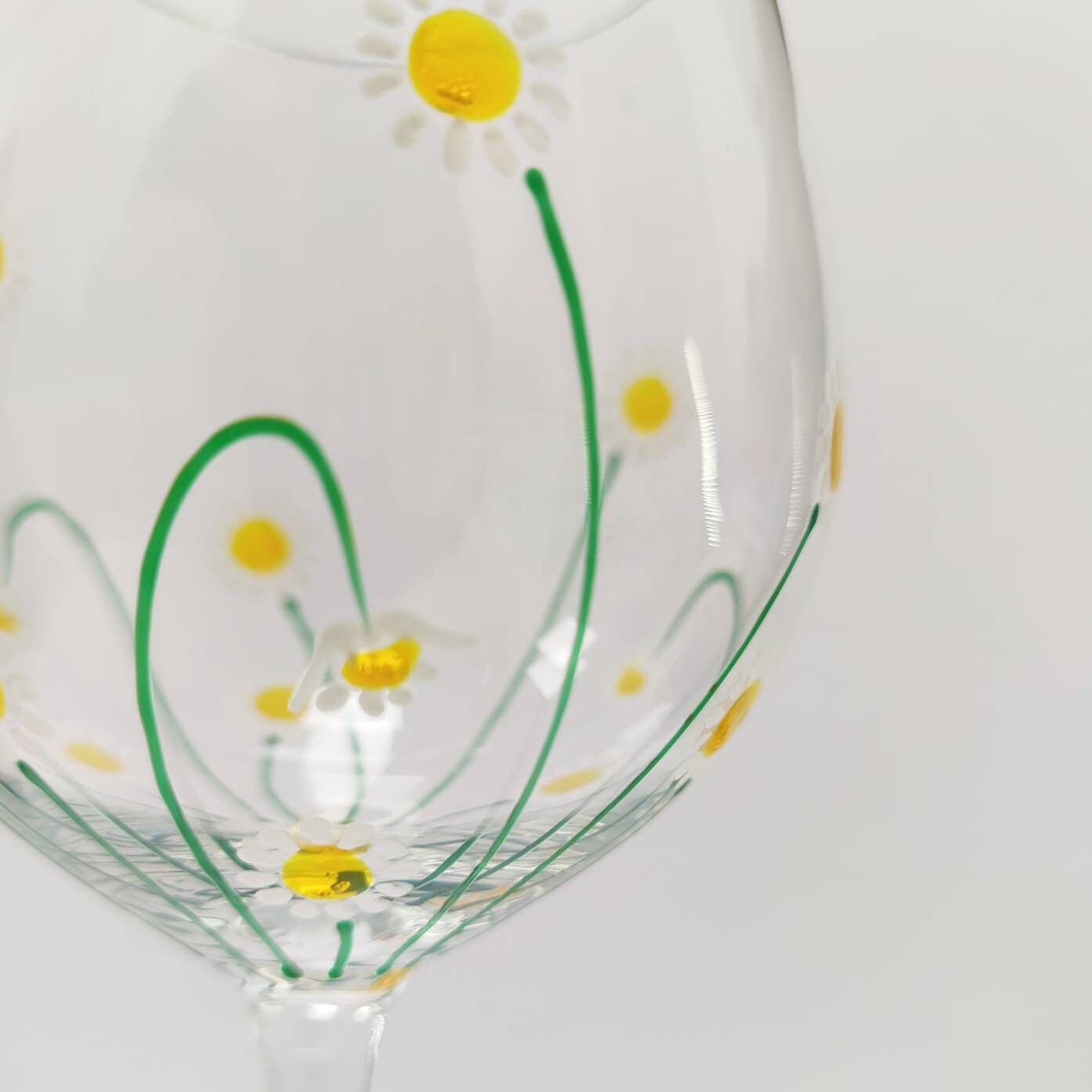 Hand-painted 'Daisy' design Large Wine Glass
